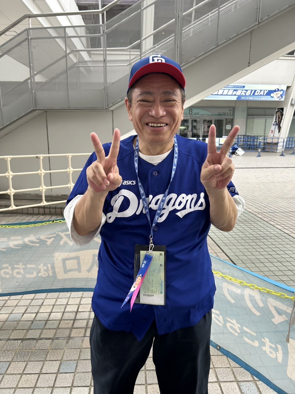 野球のユニホーム姿で両手をピースにする森本茂樹さん